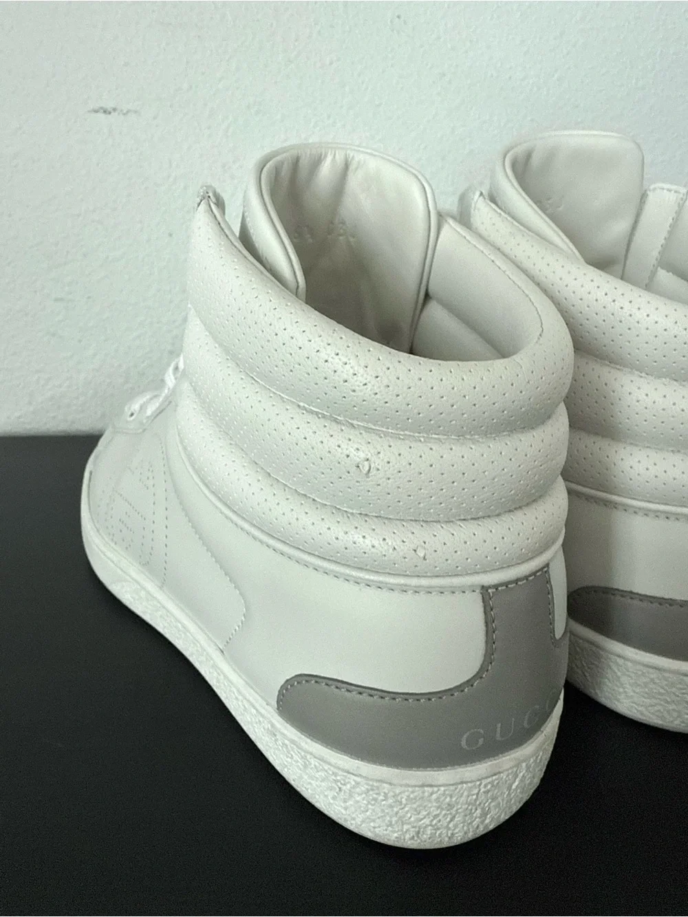 EUC Gucci Ace Interlocking G Logo White Leather High Top Sneakers
